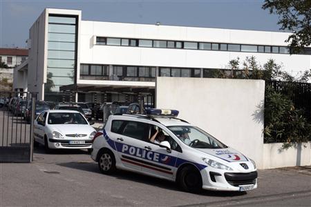 Une voiture de police quitte la Brigade anti criminel (Bac) à la station de police de districts du Nord à Marseille, Octobre 5, 2012.  REUTERS-Stringer