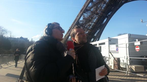 Michel Despratx et Benoît Collombat au pied de la Tour Eiffel, lieu du rendez-vous secret entre Djouhri et Béchir Saleh le 3 mai 2016.