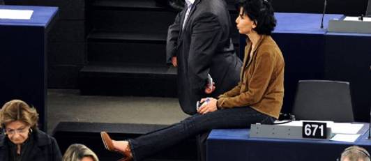 Rachida Dati au Parlement européen en 2011. Certains députés s'interrogent ouvertement sur son subit intérêt pour la cause gazière.