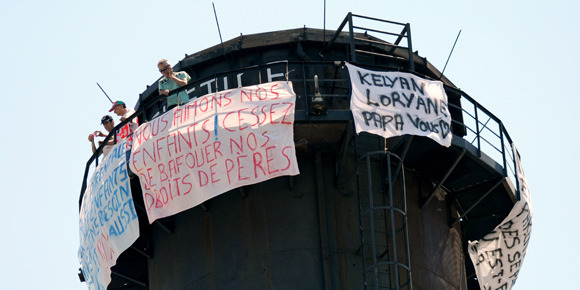 René Forney est perché sur une grue depuis deux mois. (Jean-Pierre Clatot - AFP)