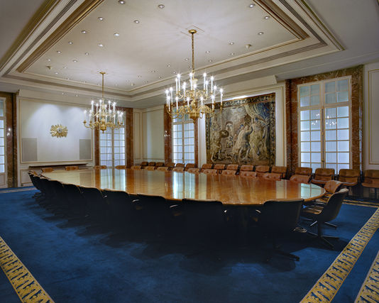 La salle de conférence de BNP Paribas, à Paris. Cette photo est tirée du travail de la photographe Jacqueline Hassink The Table of Power 2 (éd. Hatje Cantz, 2012), réalisé de 2009 à 2011, au sein des cinquante plus grandes entreprises européennes.